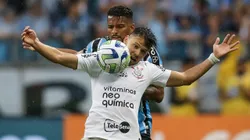 Romero e Reinaldo, em Corinthians x Grêmio, disputam bola no Campeonato Brasileiro 2023.