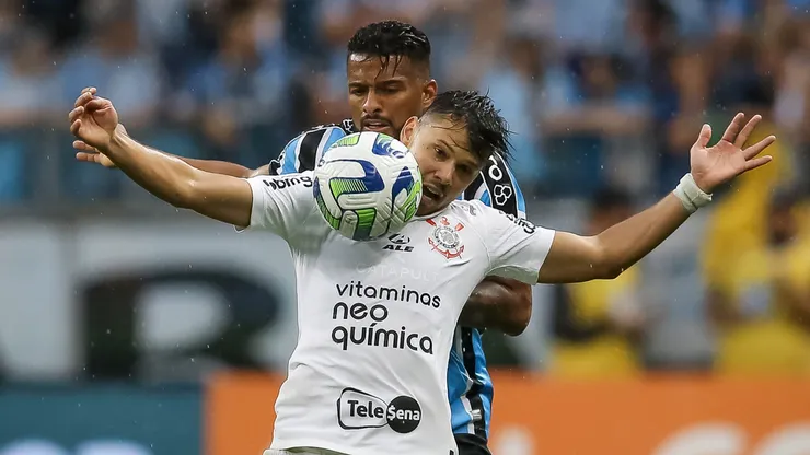 Romero e Reinaldo, em Corinthians x Grêmio, disputam bola no Campeonato Brasileiro 2023.