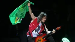 Bumblefoot segura a bandeira do Brasil durante show em 2014 (Foto: Daniel Teixeira/Agência Estado
