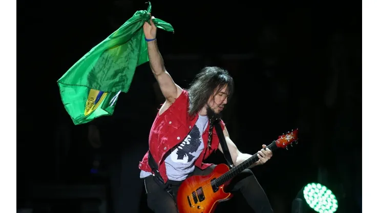 Bumblefoot segura a bandeira do Brasil durante show em 2014 (Foto: Daniel Teixeira/Agência Estado