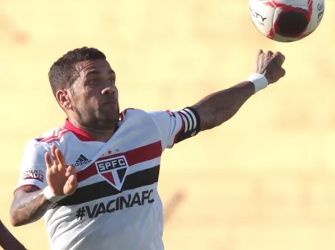 Dani Alves abre o jogo sobre atuar na lateral