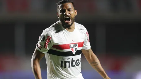 Reinaldo participou da jogada que gerou o gol contra de Léo Ortiz (Foto: Getty Images)