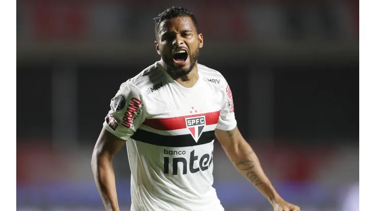 Reinaldo participou da jogada que gerou o gol contra de Léo Ortiz (Foto: Getty Images)