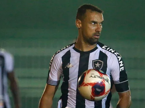 Gilvan segue coro da torcida e cobra elenco: "Desse jeito não dá"