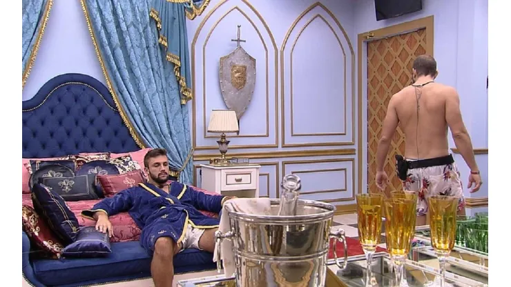 Arthur conversa com Caio (de costas) no Quarto do Líder