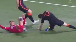 Daley Blind cai em cima de seu tornozelo durante jogo nas Eliminatórias