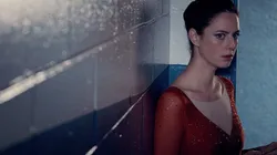 Grace Beedie em cena de "Polos Opostos", da Netflix