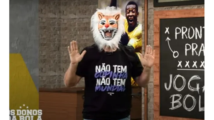 Durante Os Donos da Bola, o apresentador Neto apareceu com máscara de tigre para zoar eliminação do Palmeiras no Mundial