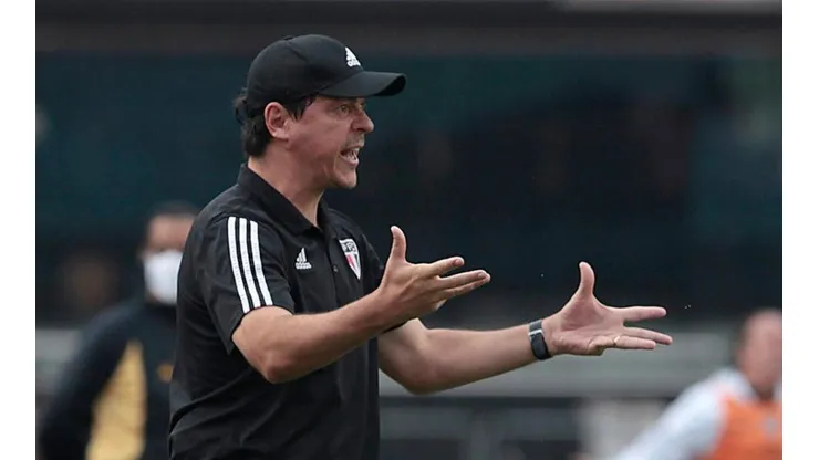Diniz está pressionado após 2 derrotas seguidas - Foto: Rubens Chiri/SPFC.