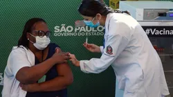 Corintiana Mônica Calazans foi a primeira pessoa do Brasil a tomar a vacina