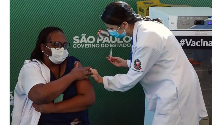 Corintiana Mônica Calazans foi a primeira pessoa do Brasil a tomar a vacina