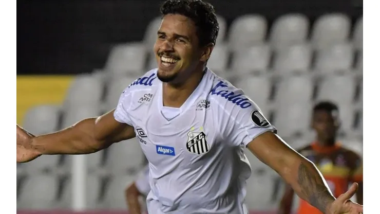 Veríssimo volta a falar em saída e revolta torcida do Santos na web