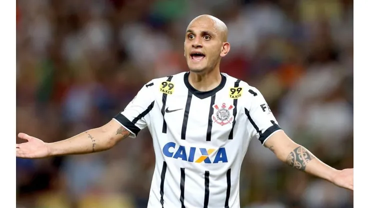Fabio Santos dá chamada na Fiel e defende protegido de Mancini