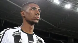 Kanu se revolta com VAR contra o Botafogo: "Critério nunca tem"