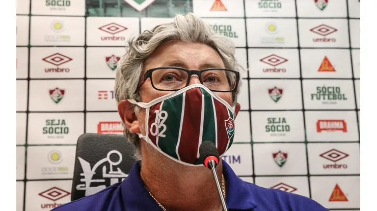Meia testa positivo para Covid-19 e vira problema de última hora para Odair