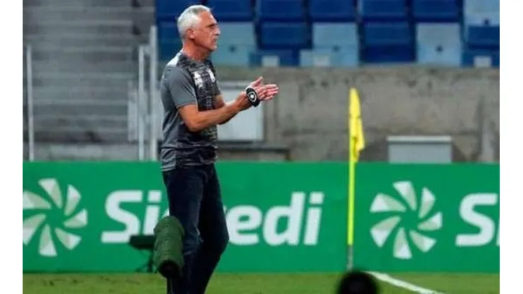 Tenius afirma que não há o que fazer no Bota após derrota contra o Cuiabá
