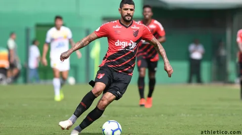 Lucho: contrato na reta final (Foto: Mauricio Mano/Site Oficial do Athletico/Divulgação)