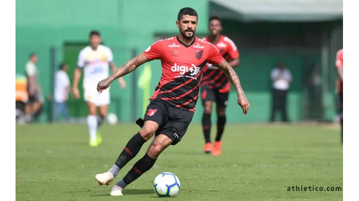 Lucho: contrato na reta final (Foto: Mauricio Mano/Site Oficial do Athletico/Divulgação)