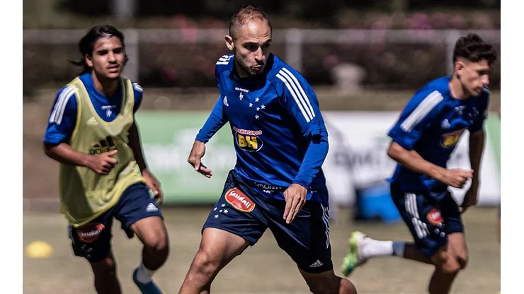 Régis no meio e improvisação na lateral: Cruzeiro está escalado para receber o Juventude, pela Série B