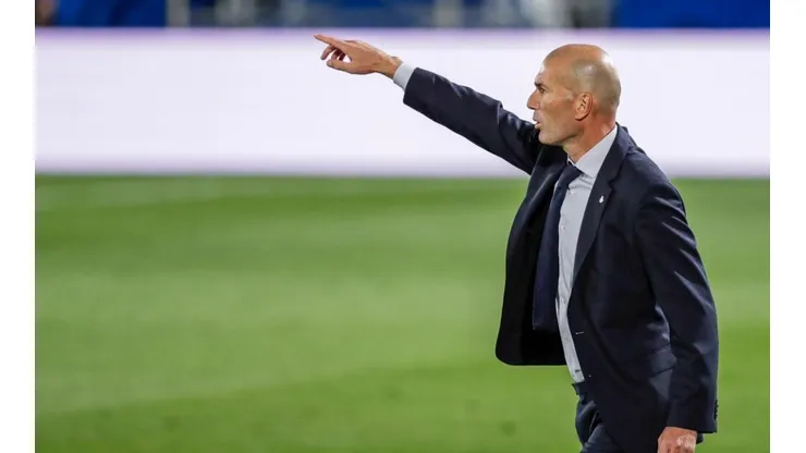 Zidane na beira do gramado — Foto: Getty Images