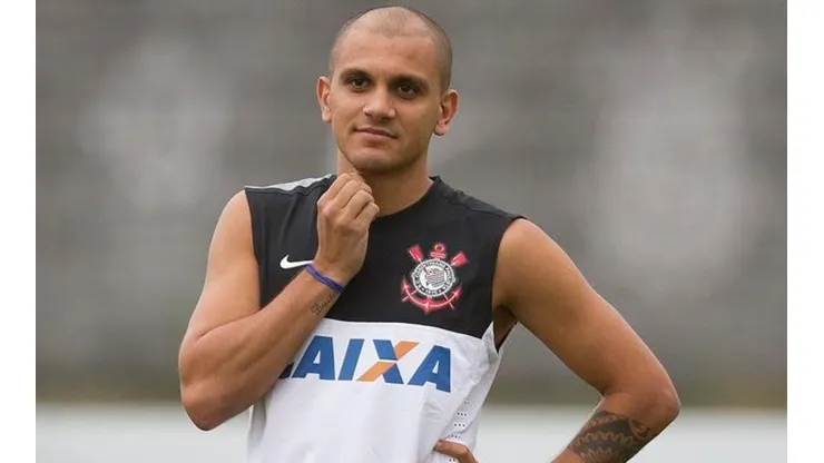 Corinthians age rápido no mercado e encaminha retorno de Fábio Santos
