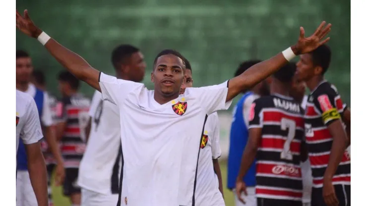 Sport encaminha saída de lateral-esquerdo; Pedro Maranhão e mais sete retornam para base