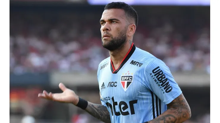 Dani Alves se emociona ao falar de estreia na Libertadores