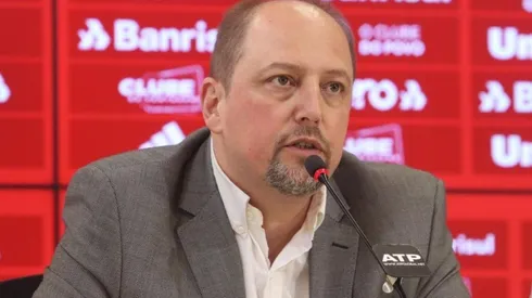 Barcellos desabafa após derrota no Gre-Nal e indica chegada de reforços