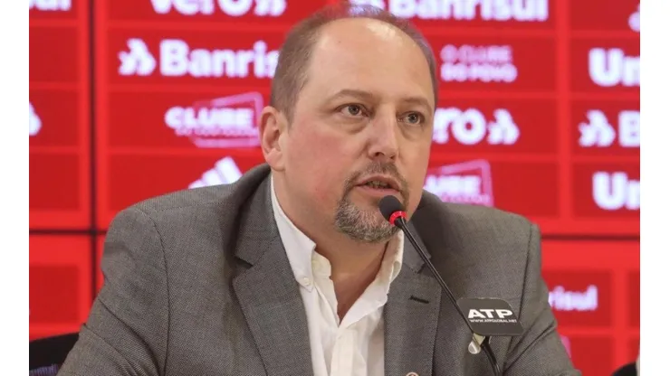 Barcellos desabafa após derrota no Gre-Nal e indica chegada de reforços