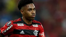 Após pressão da torcida, Vitinho 'bate no peito' e indica futuro no Flamengo