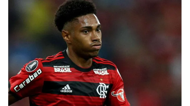 Após pressão da torcida, Vitinho 'bate no peito' e indica futuro no Flamengo