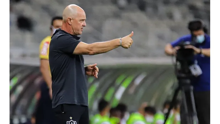 Jorge Desio explica escalação 'inusitada' do Galo com dois laterais-direitos