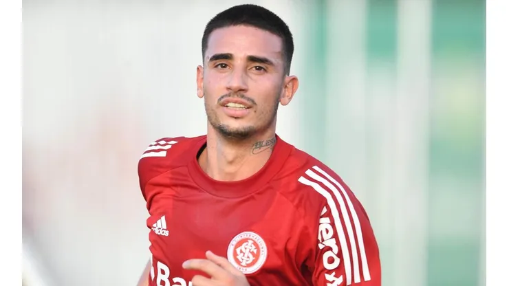 Sem Thiago Galhardo, Coudet monta time misto do Inter