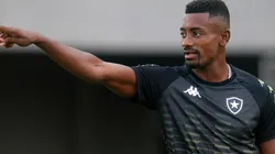 Por viagem à França, Kalou desfalca Botafogo contra o Vasco