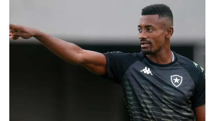 Por viagem à França, Kalou desfalca Botafogo contra o Vasco