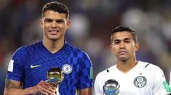 Thiago Silva e Dudu recebem a premiação de melhores em campo, na final do Mundial de Clubes entre Palmeiras x Chelsea. Foto: Francois Nel/Getty Images.