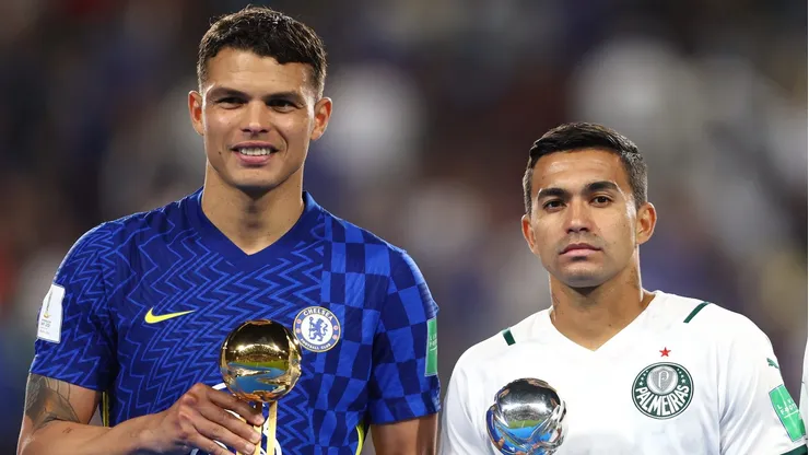 Thiago Silva e Dudu recebem a premiação de melhores em campo, na final do Mundial de Clubes entre Palmeiras x Chelsea. Foto: Francois Nel/Getty Images.