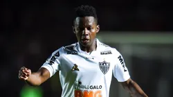 Torcida pede retorno de Cazares e Sampaoli aponta carência no elenco