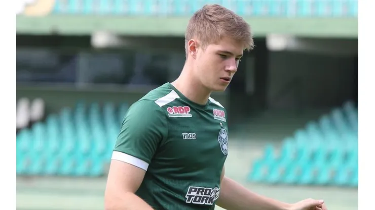 Henrique Vermudt comemora renovação com o Coritiba