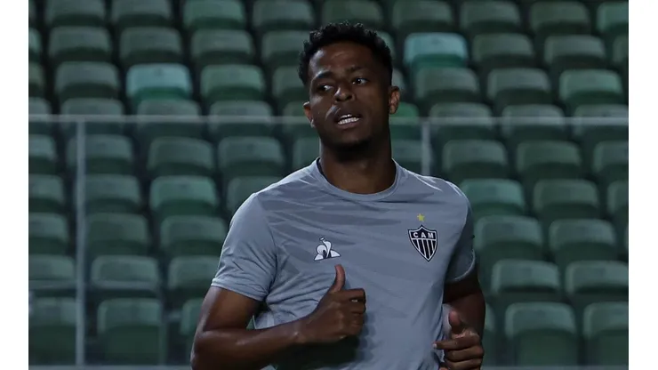 Keno volta ao time titular do Atlético