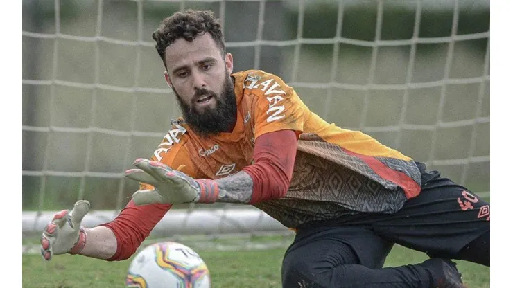 Goleiro do Athletico é alvo de investida de Sampaoli