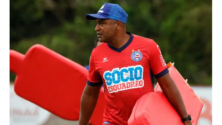 Roger Machado se posiciona sobre possível volta do futebol