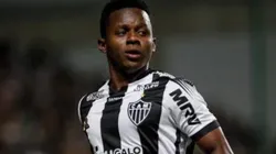 Alvo do Corinthians, Cazares discute com torcedores e agita a web