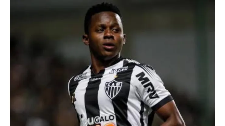 Alvo do Corinthians, Cazares discute com torcedores e agita a web