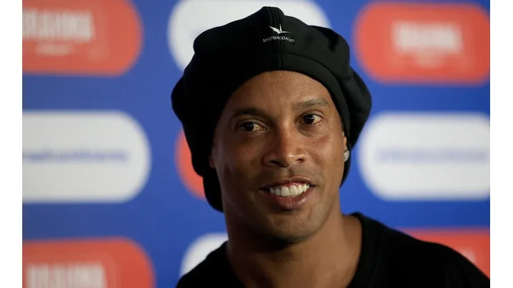 Ronaldinho volta a utilizar redes sociais e dá boa sorte a magnata árabe