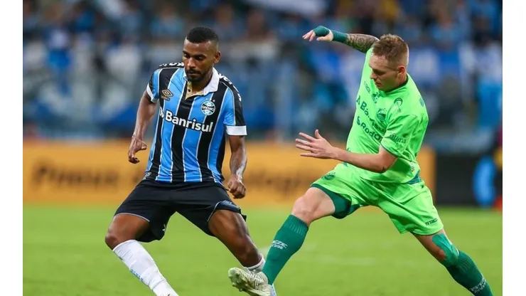 Grêmio anuncia nova cirurgia em Leo Gomes e provoca ira da torcida