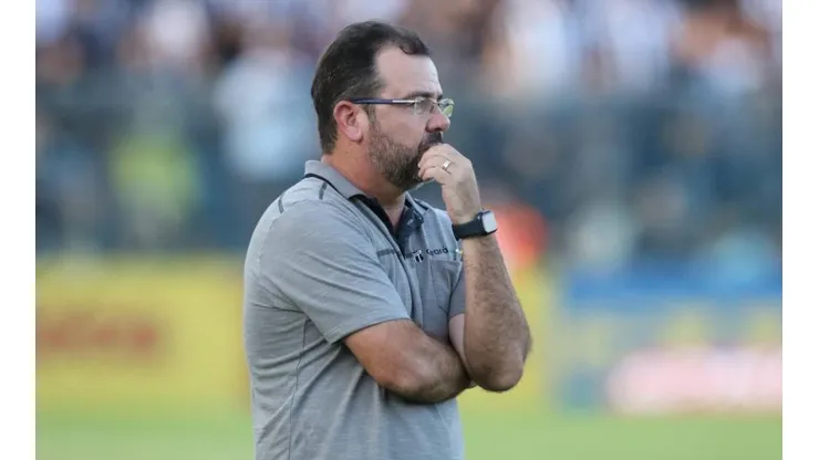 Enderson apresenta planejamento em vídeo para elenco do Cruzeiro