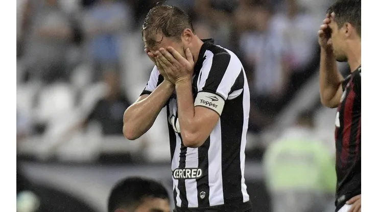 Montenegro não faz rodeio e projeta saída de Carli e mais 1 do Botafogo