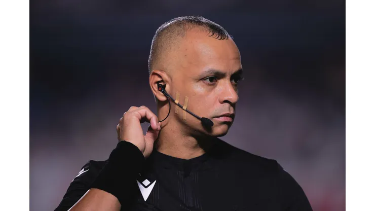 O árbitro Wilton Pereira Sampaio durante partida entre São Paulo e Palmeiras no estádio Morumbis pelo Brasileirão Série A 2024. Foto: Ettore Chiereguini/AGIF