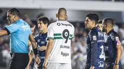 Jogadores em partida do Santos na Vila Belmiro diante do Coritiba. Foto: Abner Dourado/AGIF